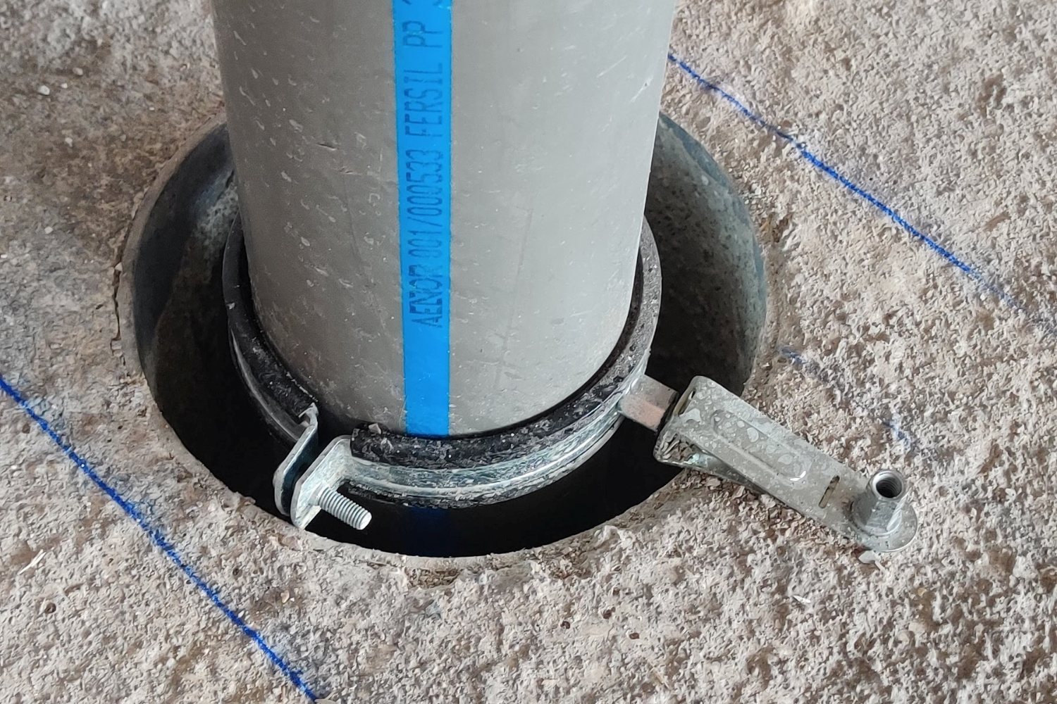 Instalación de soporte EM para fijación de tuberías en suelo