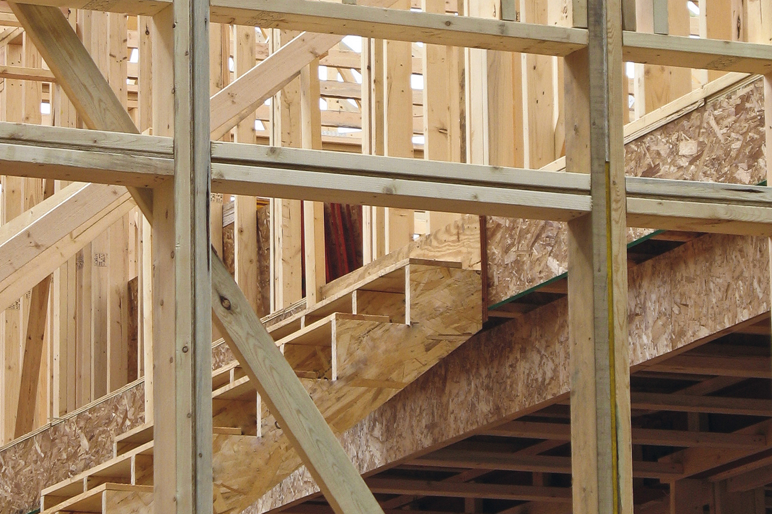 Estructura de madera fijada con tornillos para aglomerado
