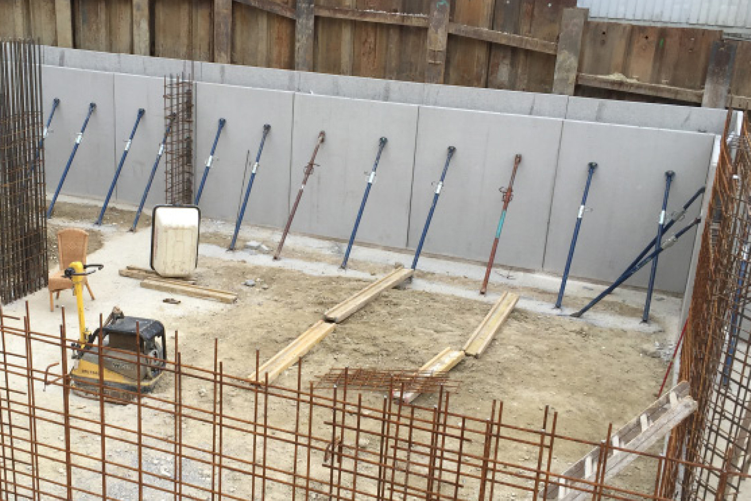 Aplicación de tornillos BTSM en obra para apuntalamiento sobre hormigón