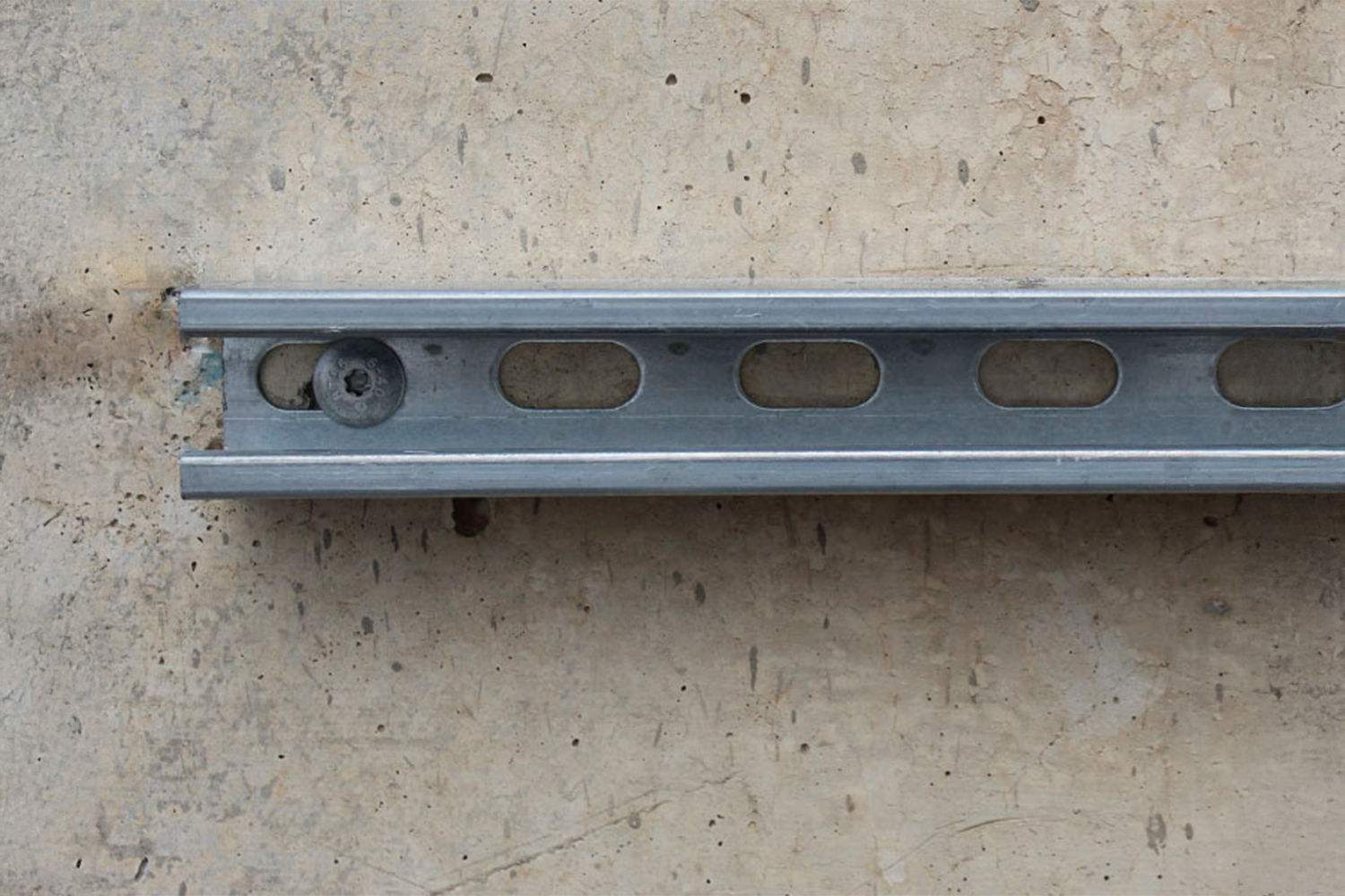 Perfil metálico fijado a hormigón con tornillo BTS-6 Ø6 cabeza alomada