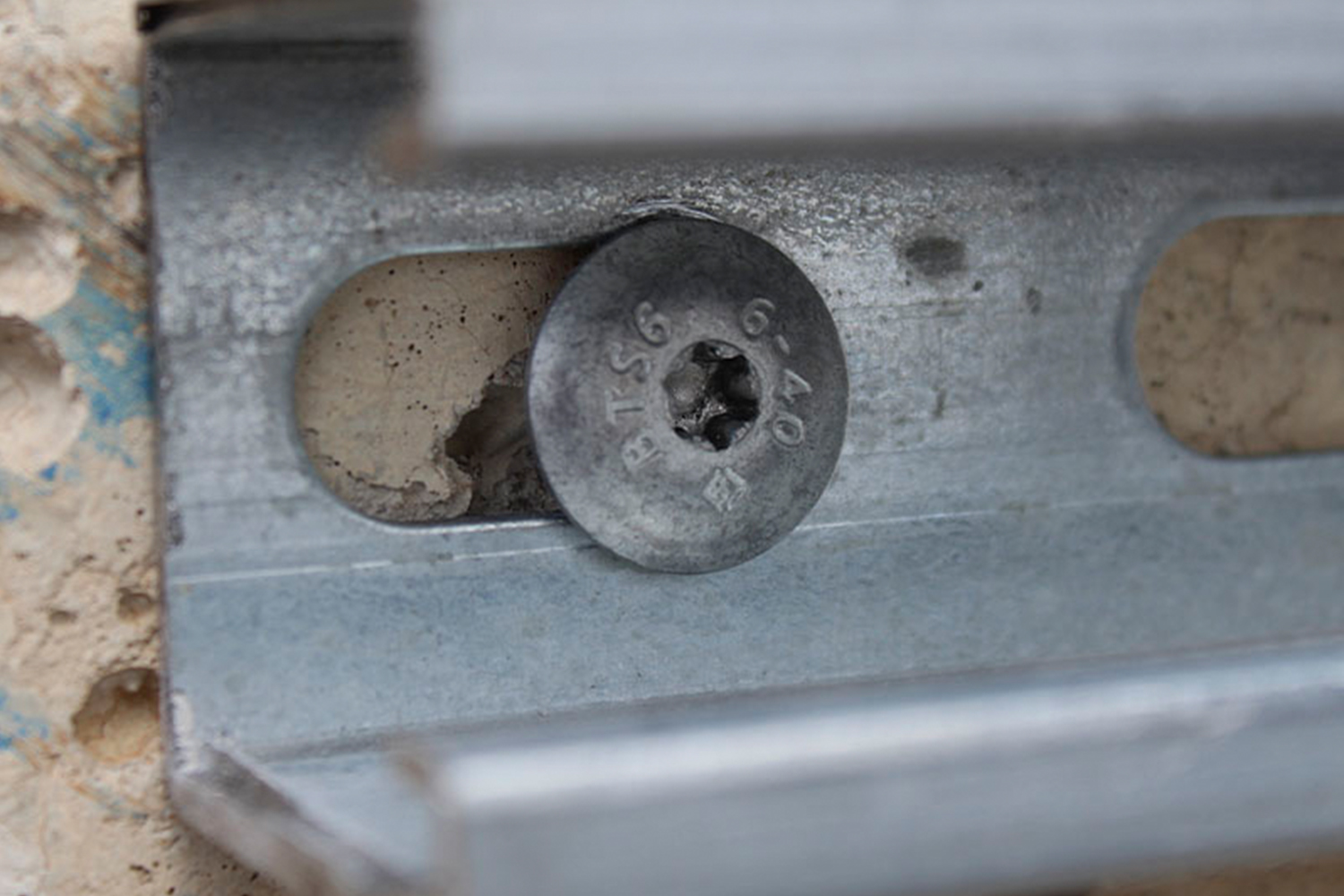 Aplicación tornillo BTS-6 Ø6 en hormigón con cabeza alomada ancha