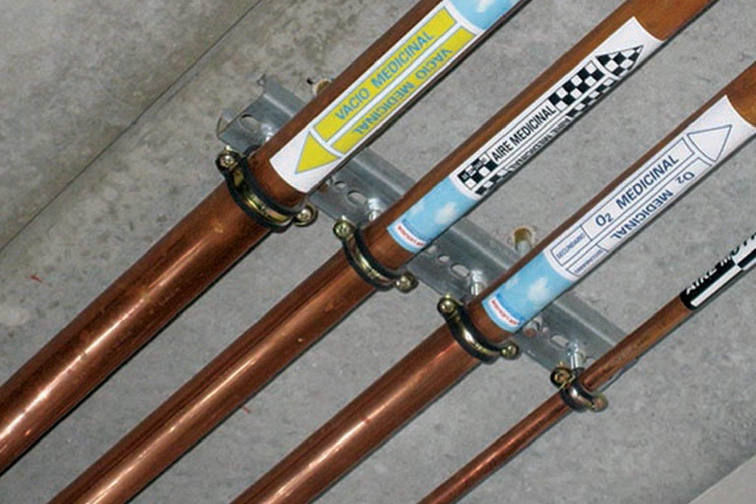 Aplicación de abrazaderas isofónicas M6 LI para instalación segura de tuberías de gases medicinales