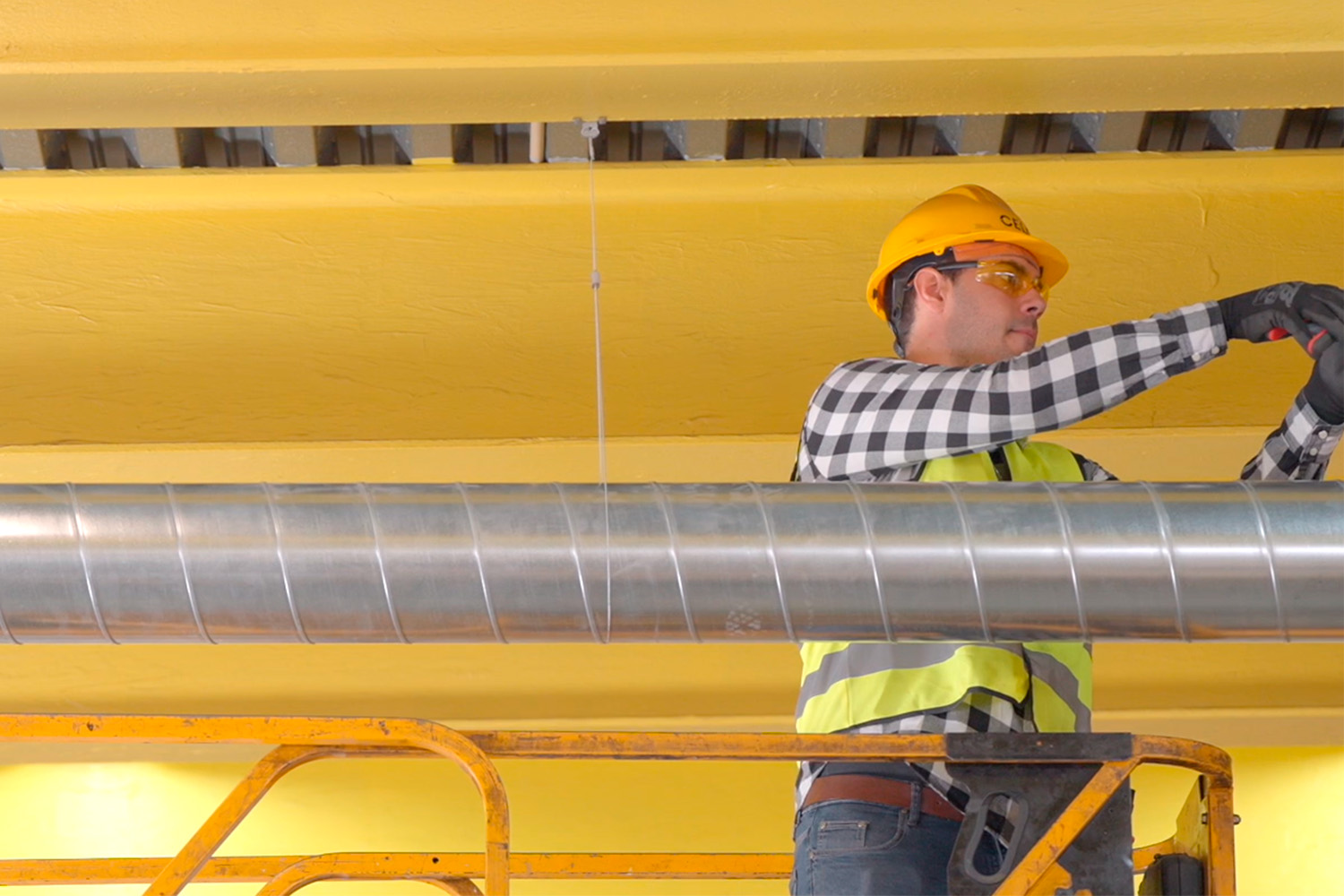 Aplicación del sistema de fijación suspendida EWFS para conductos en techo