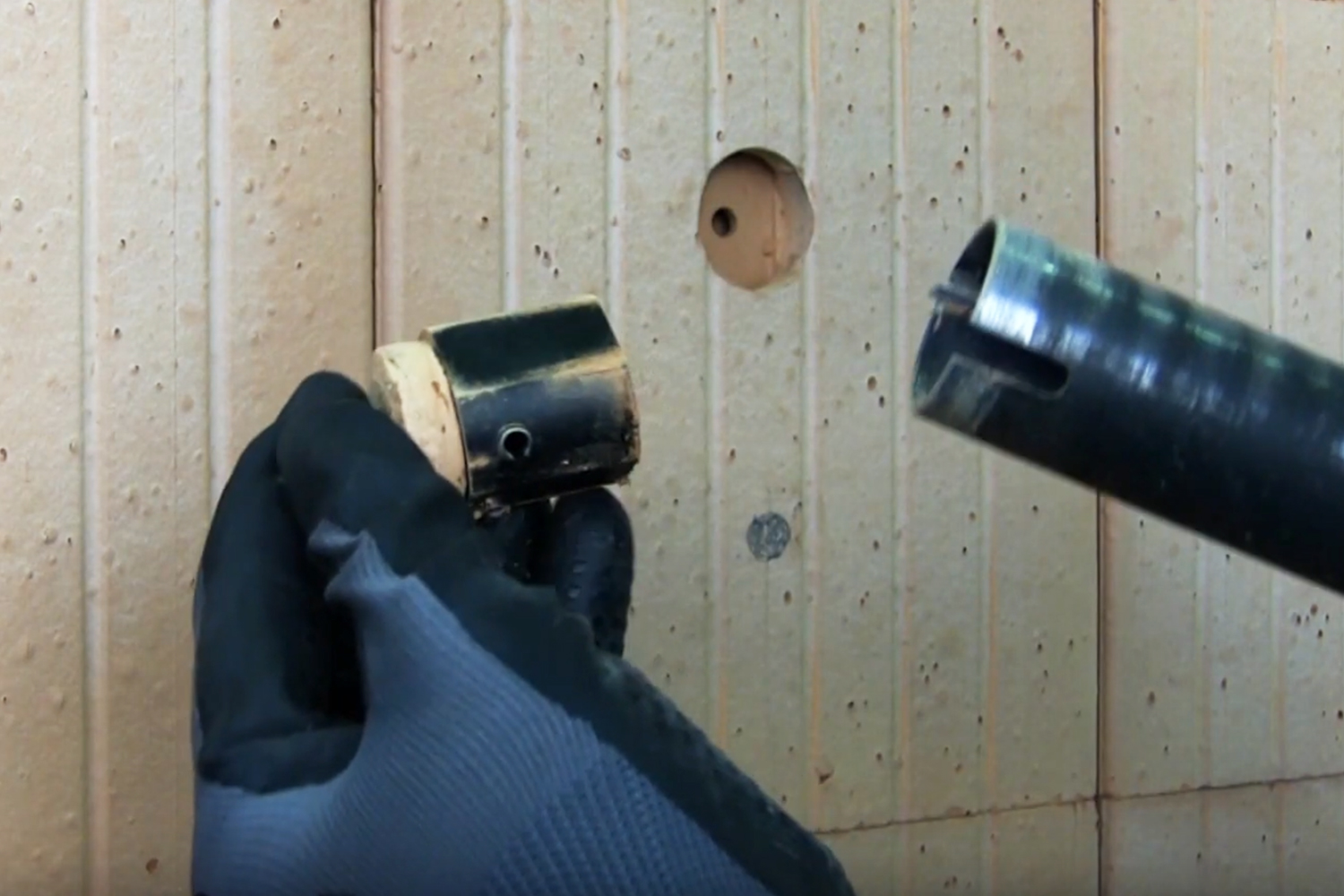 Imagen de aplicación de la corona perforadora para ladrillos huecos BST para el sistema de montaje a distancia ResiTHERM: Retirada del accesorio de ayuda para perforar ABH de la corona perforadora