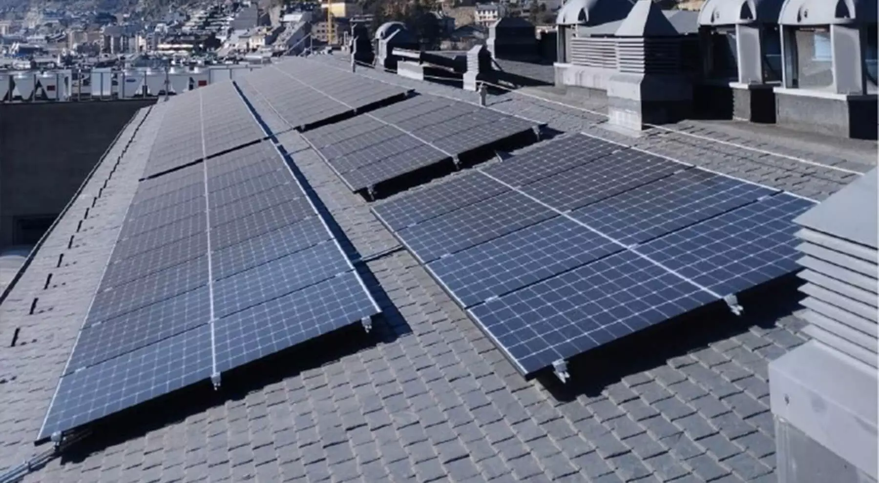 Placas solares instaladas con fijaciones y sujeciones CELO en la azotea del edificio de Illa Carlemany en Andorra Placas solares instaladas con fijaciones y sujeciones CELO en la azotea del edificio de Illa Carlemany en Andorra