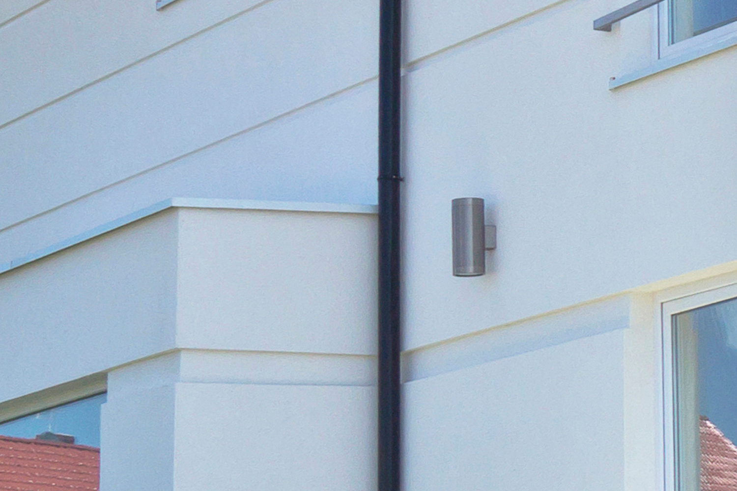 Imagen de aplicación del taco de aislamiento IPL: lámpara en la fachada aislada