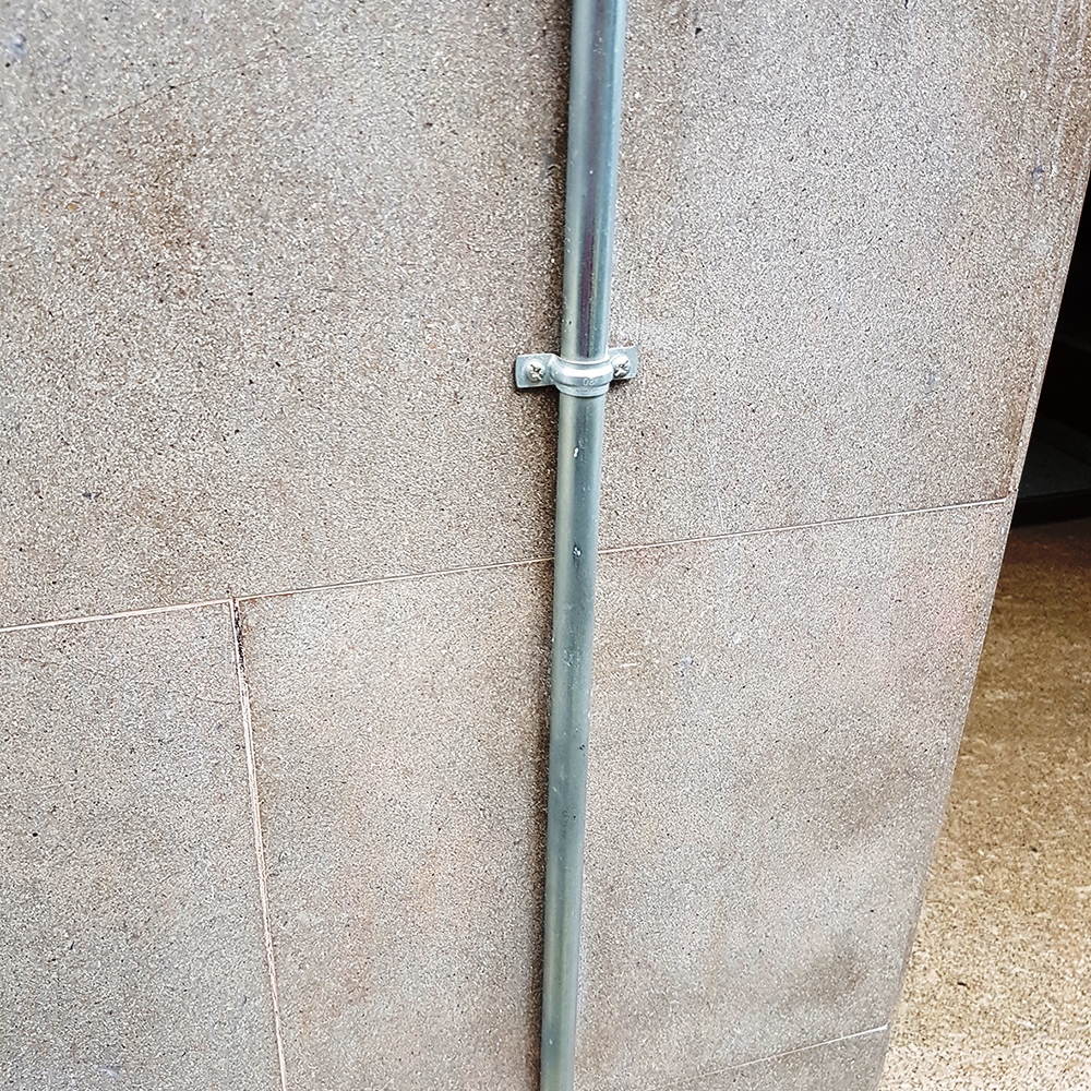 Aplicación de Grapa metálica U en instalación de tubo