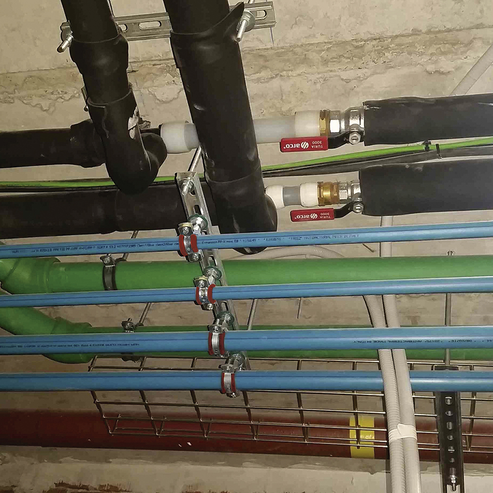 Instalación de tubería con abrazadera deslizante isofónica M8/M10 para reducir vibraciones y permitir movimiento