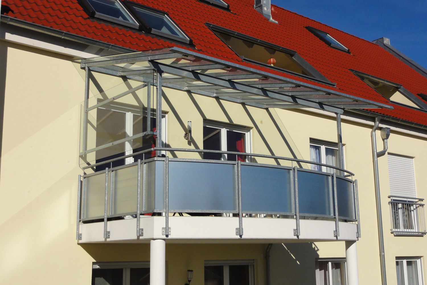 Imagen de aplicación del sistema de inyección ResiFIX: balcón con techo en una vivienda unifamiliar