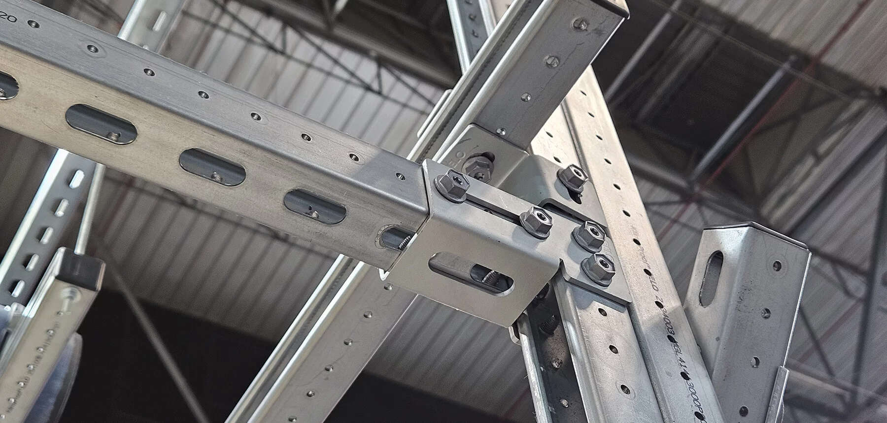 Pletinas FAS de CELO instaladas con tornillos Fastite en un sistema de soportación para climatización