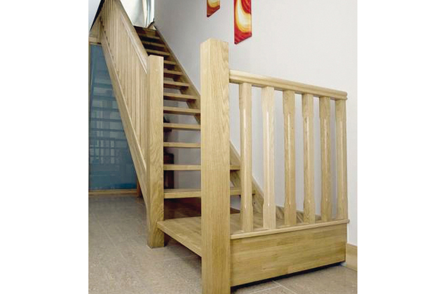 Escalera interior de madera ensamblada con tornillos