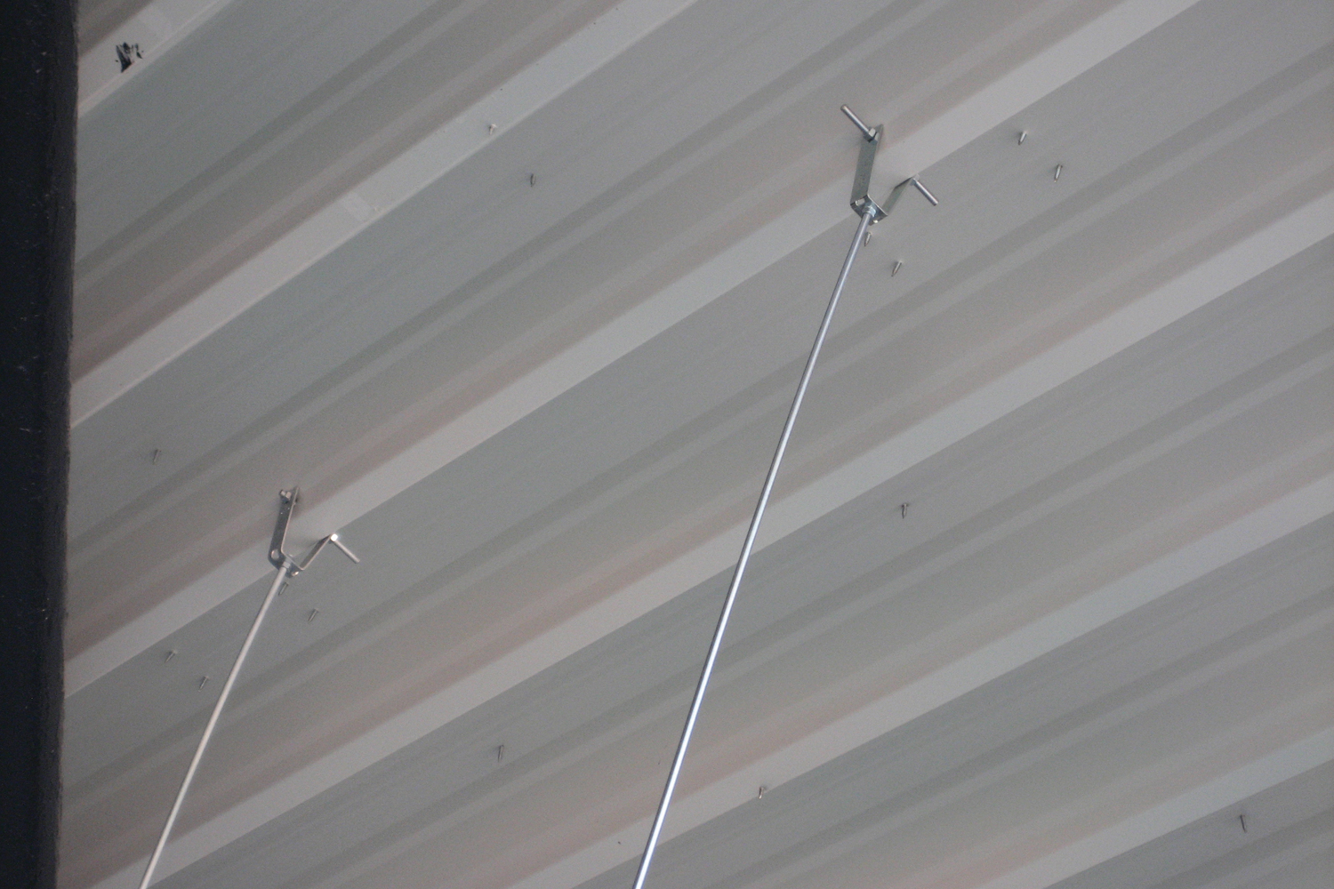 Instalación del soporte trapezoidal TPZF en cubierta metálica para suspensión de sistemas