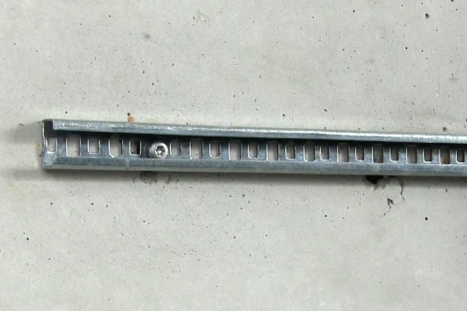 Perfil metálico fijado a pared de hormigón con tornillo BTS-5 B de cabeza hexagonal