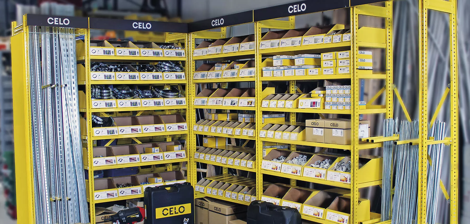 Un expositor CELO con una gran variedad de tornillos y otras fijaciones