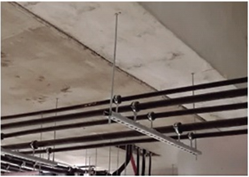 Cómo fijar tuberías al techo con abrazaderas metálicas rápidas M8/M10 y perfiles perforados para instalaciones seguras