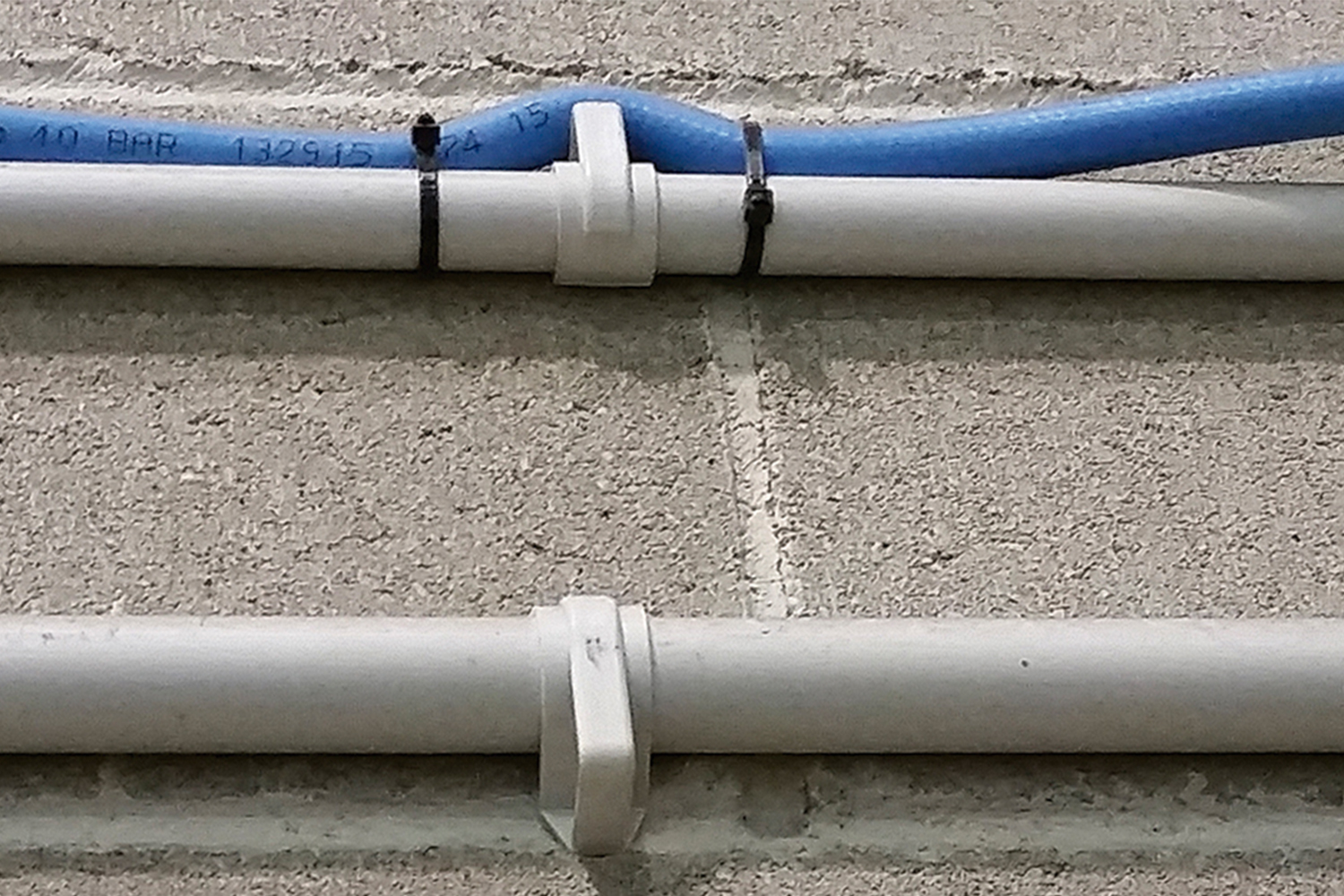 Instalación de grapa plástica para sujetar tubo de forma segura