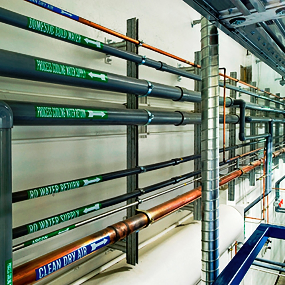 Perfil 38x40 instalado como soporte para redes de tuberías en entornos industriales