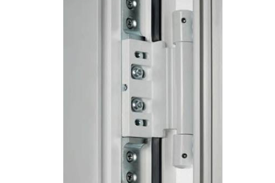 Aplicación de tornillo para PVC en bisagra de puerta