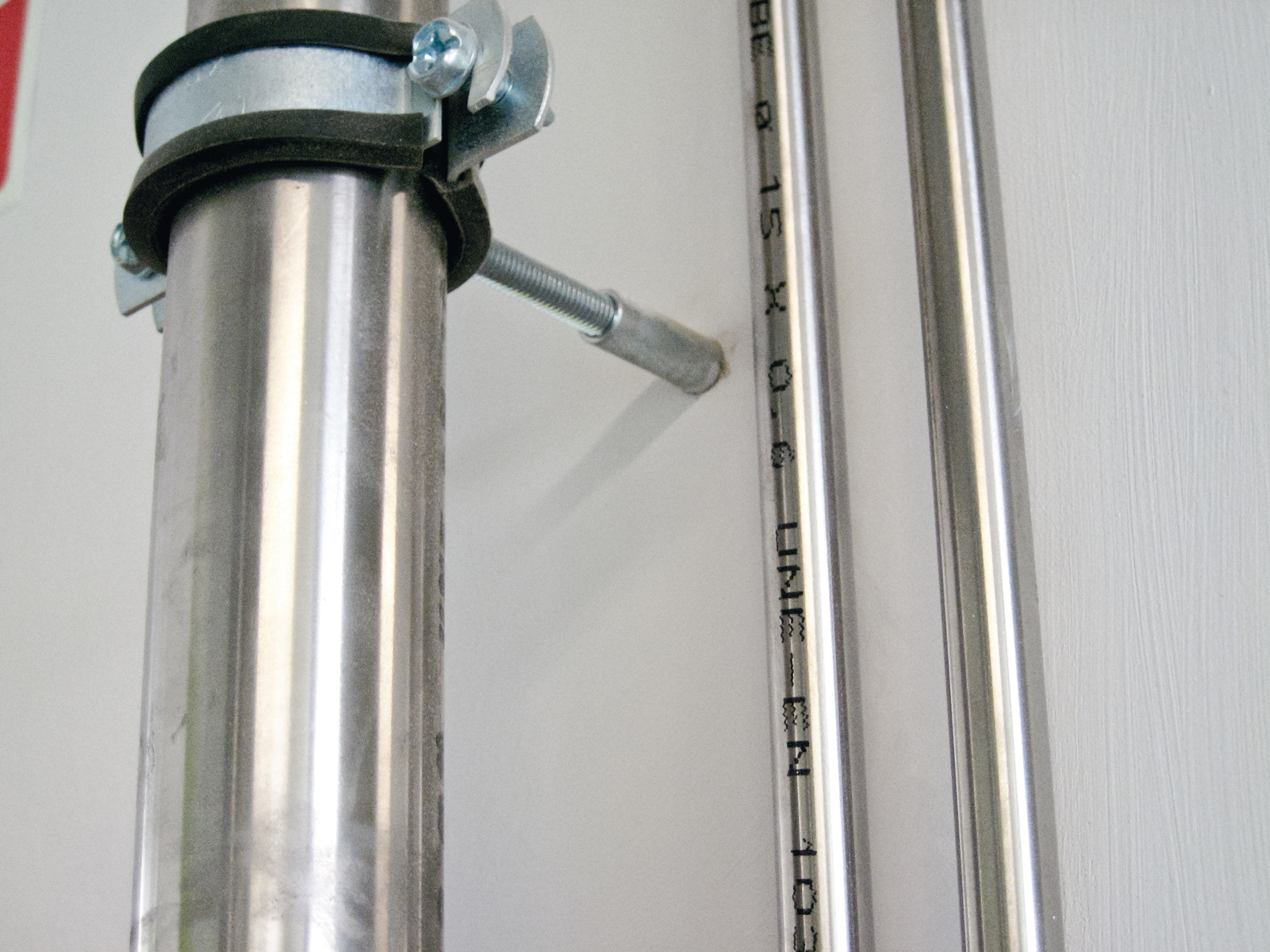 Aplicación de abrazadera isofónica M8/M10 RI para fijación segura y aislante de tuberías metálicas