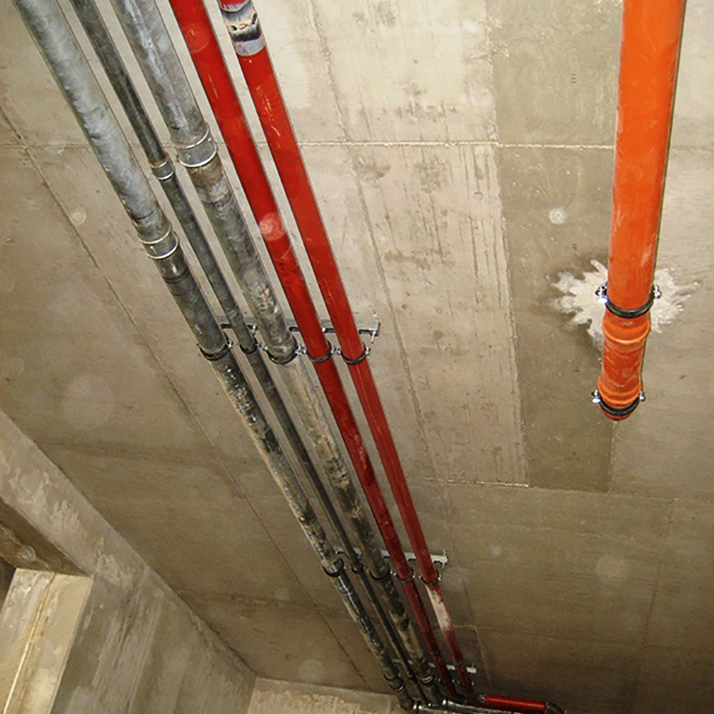 Aplicación de abrazaderas rápidas isofónicas M8/M10 RIF para montaje seguro y aislante de tuberías