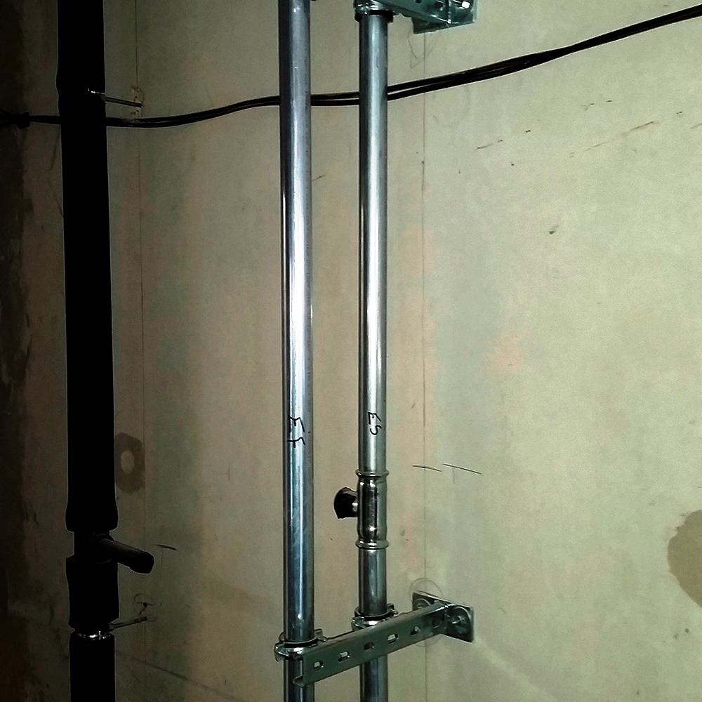 Aplicación del perfil metálico 27x18 en instalaciones verticales de fontanería o electricidad