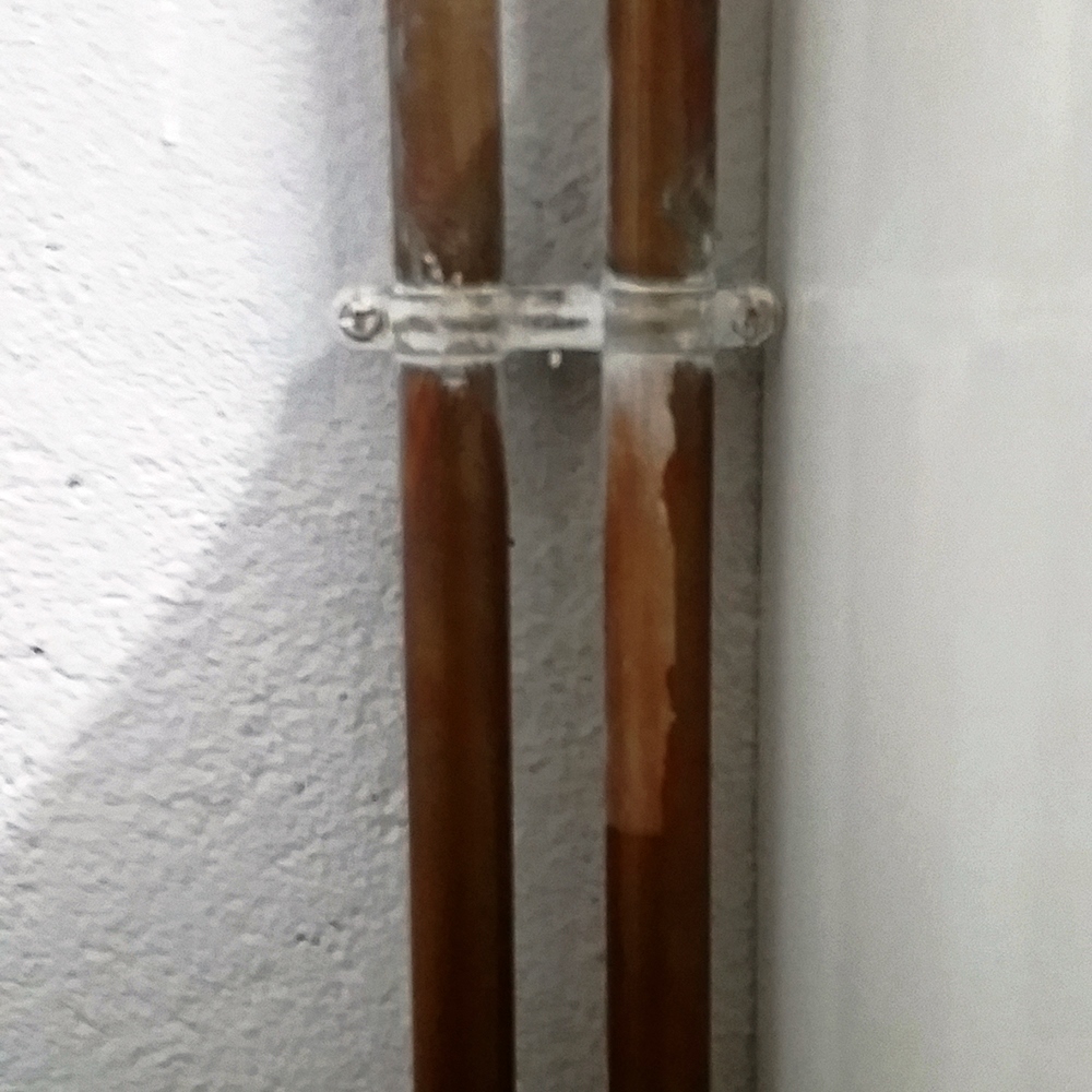 Aplicación de abrazadera metálica doble M6 AD para fijación segura de dos tubos paralelos