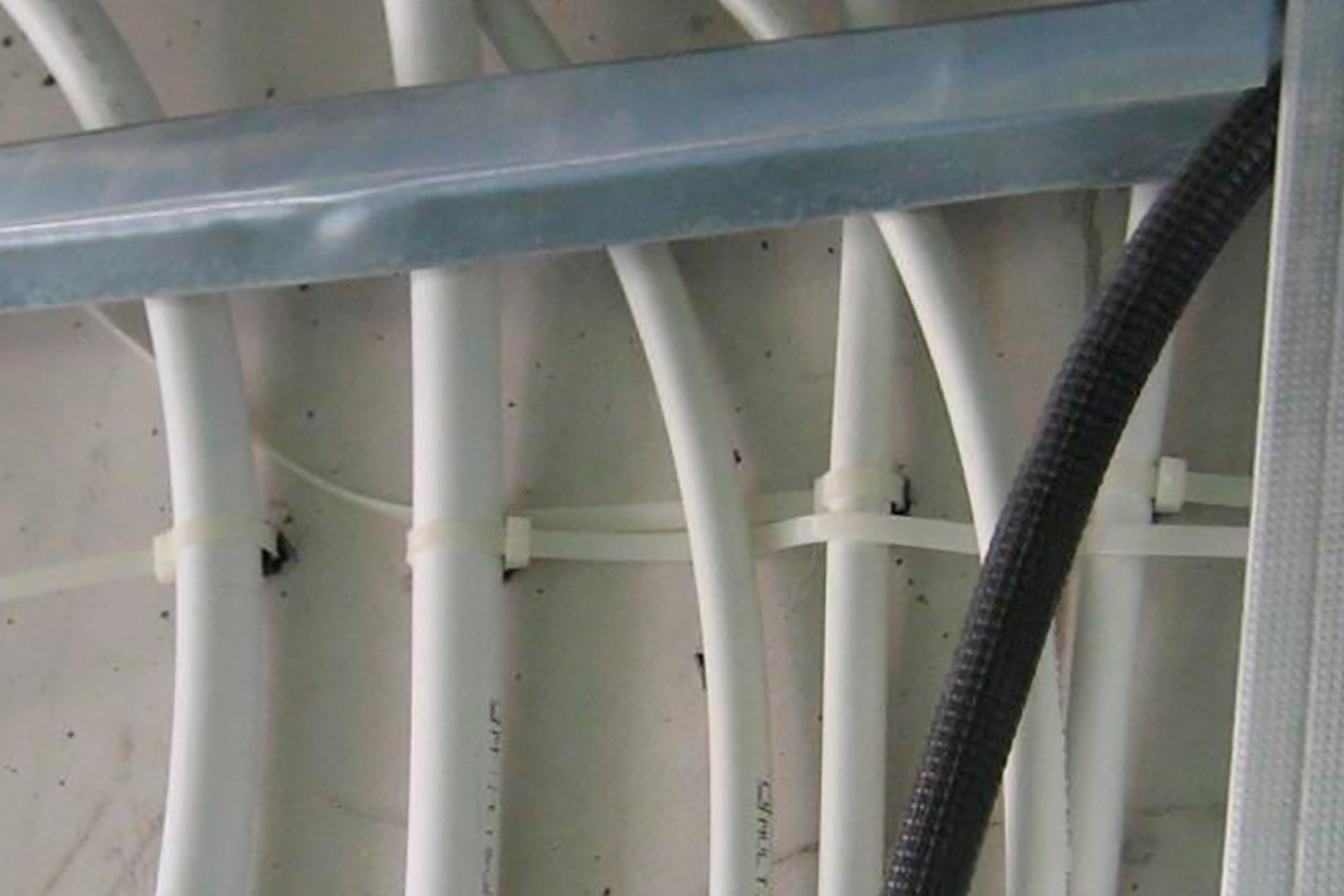 Aplicación del taco brida rápido IFB/IFS para organizar tubos eléctricos