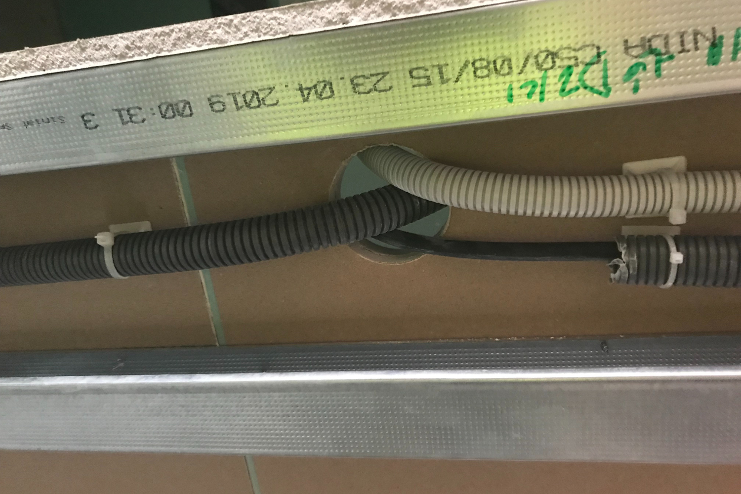 Aplicación de base adhesiva con brida para fijación de tubos