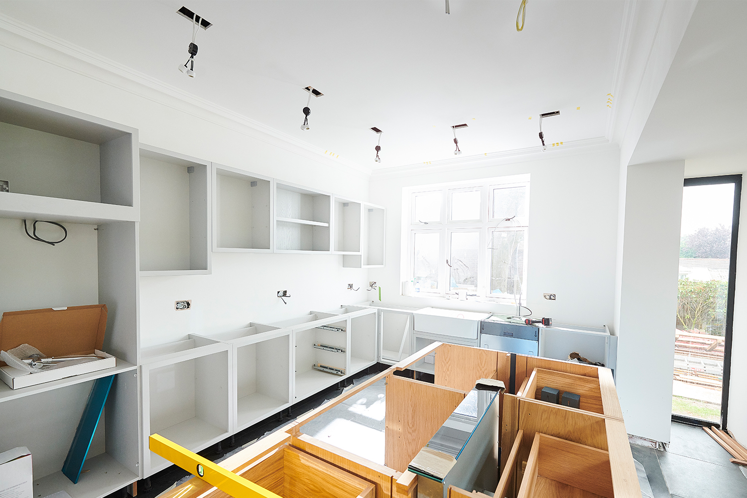 Montaje de muebles de cocina con tornillos para madera