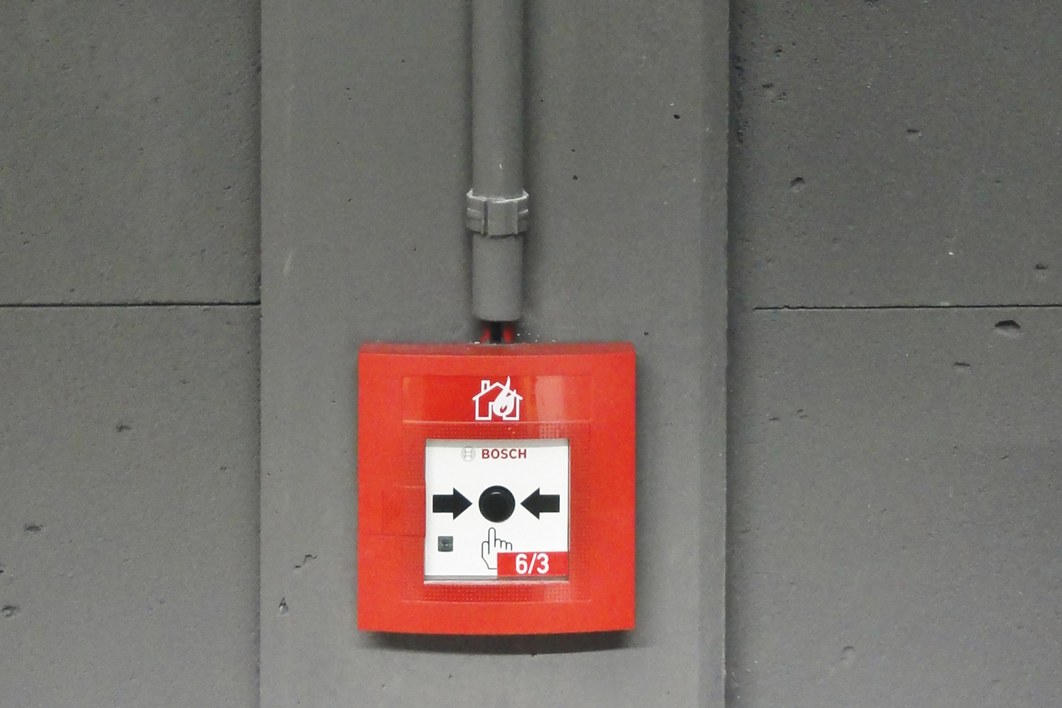 Instalación de dispositivo de alarma sobre pared con fijación mediante taco de golpe