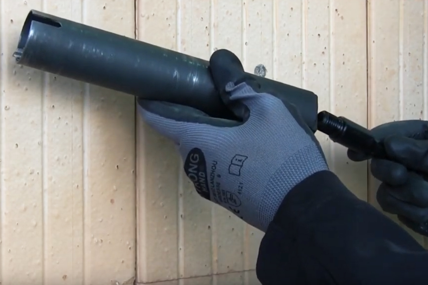 Imagen de aplicación de la corona perforadora para ladrillos huecos BST para el sistema de montaje con separación ResiTHERM: conexión entre BST y el eje de acoplamiento AD