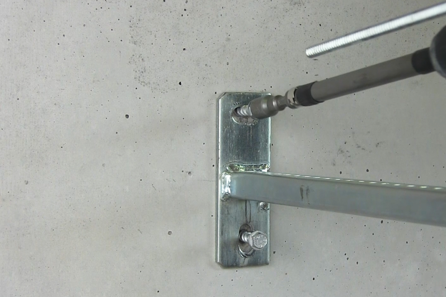 Aplicación anclaje tornillo hormigón BTS B fijación de soporte metálico con taladro