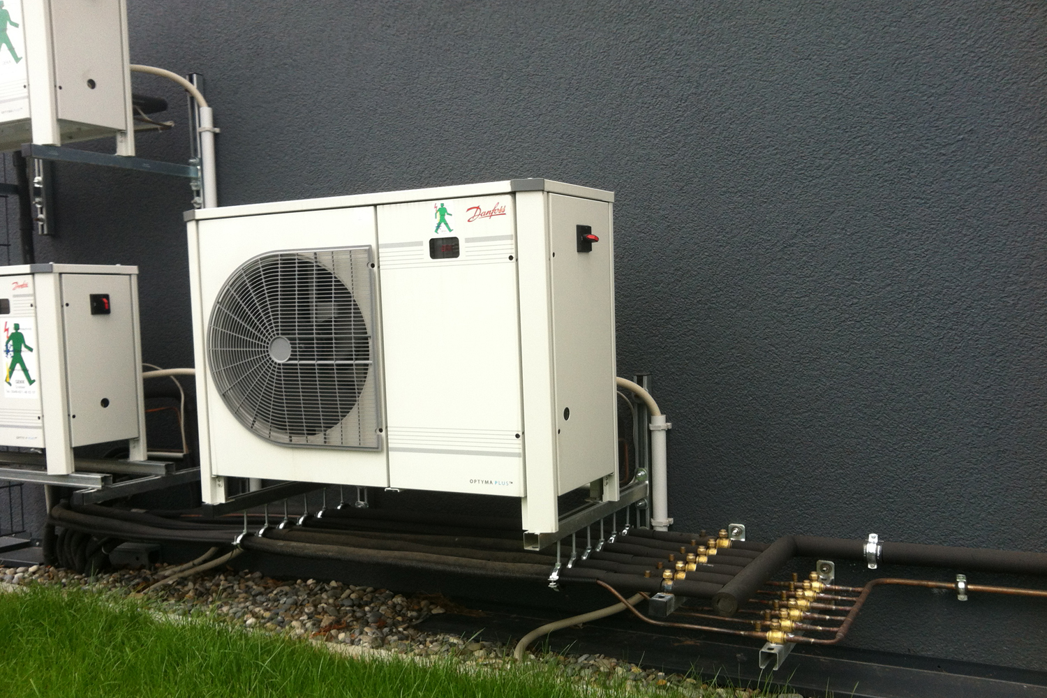 Aplicación del anclaje metálico antigiro Dynabolt DT en instalación de equipos de climatización