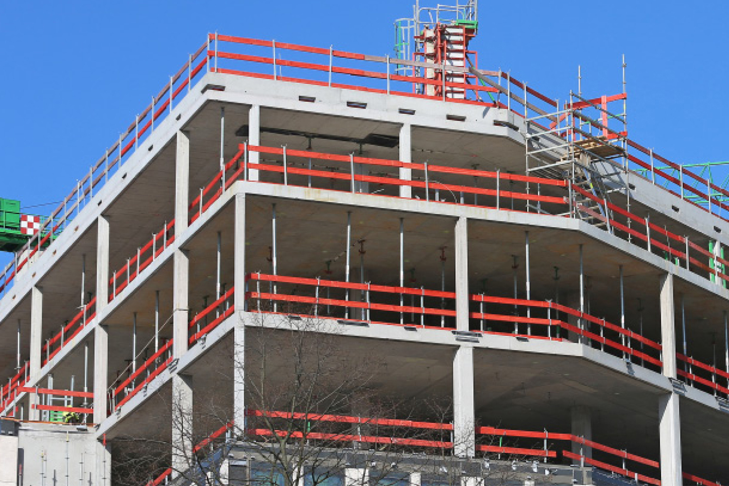 Aplicación de tornillos BTSM en estructura de hormigón para obra segura