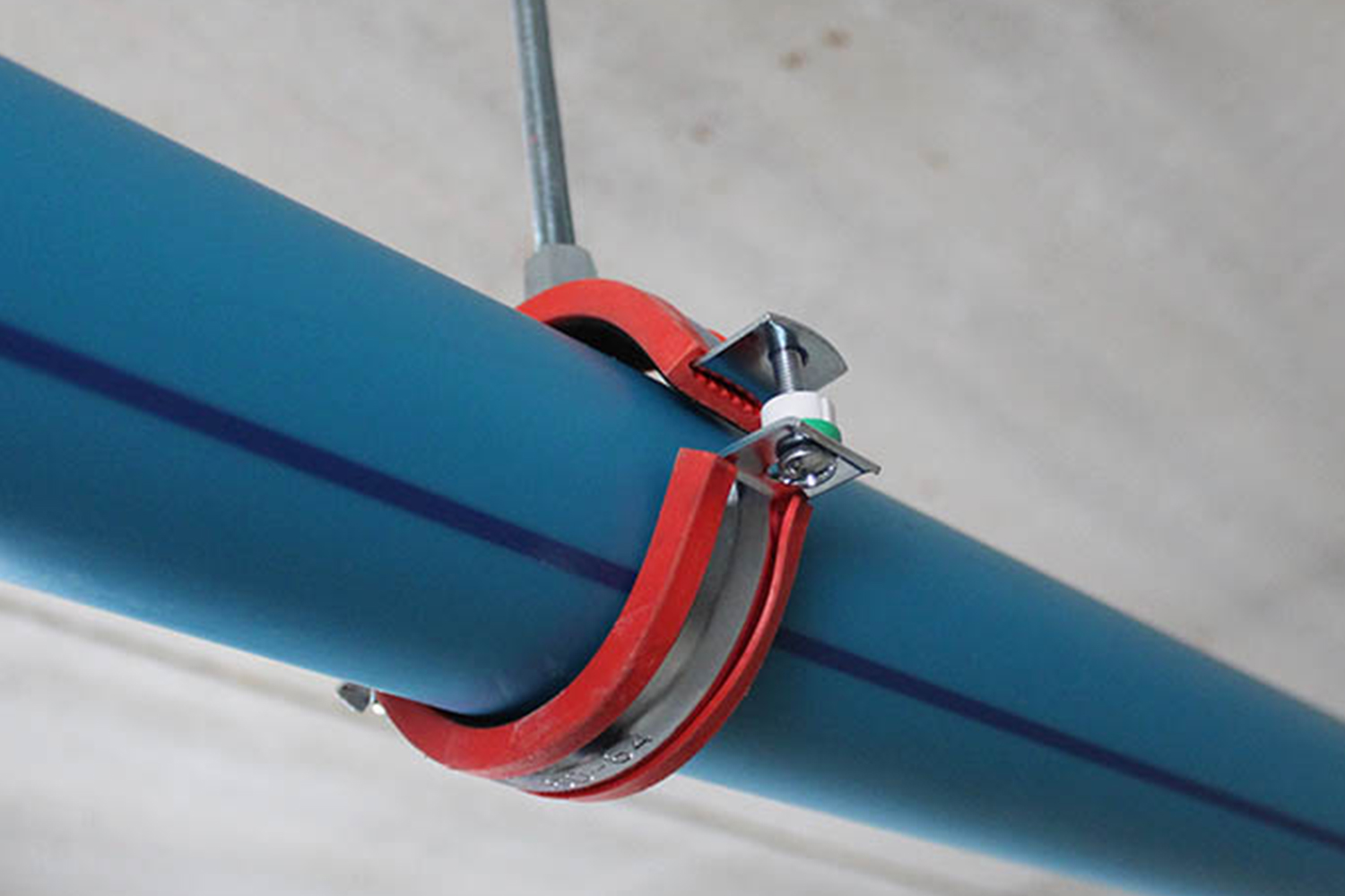 Instalación de tubería con abrazadera deslizante isofónica M8/M10 para reducir vibraciones y permitir movimiento