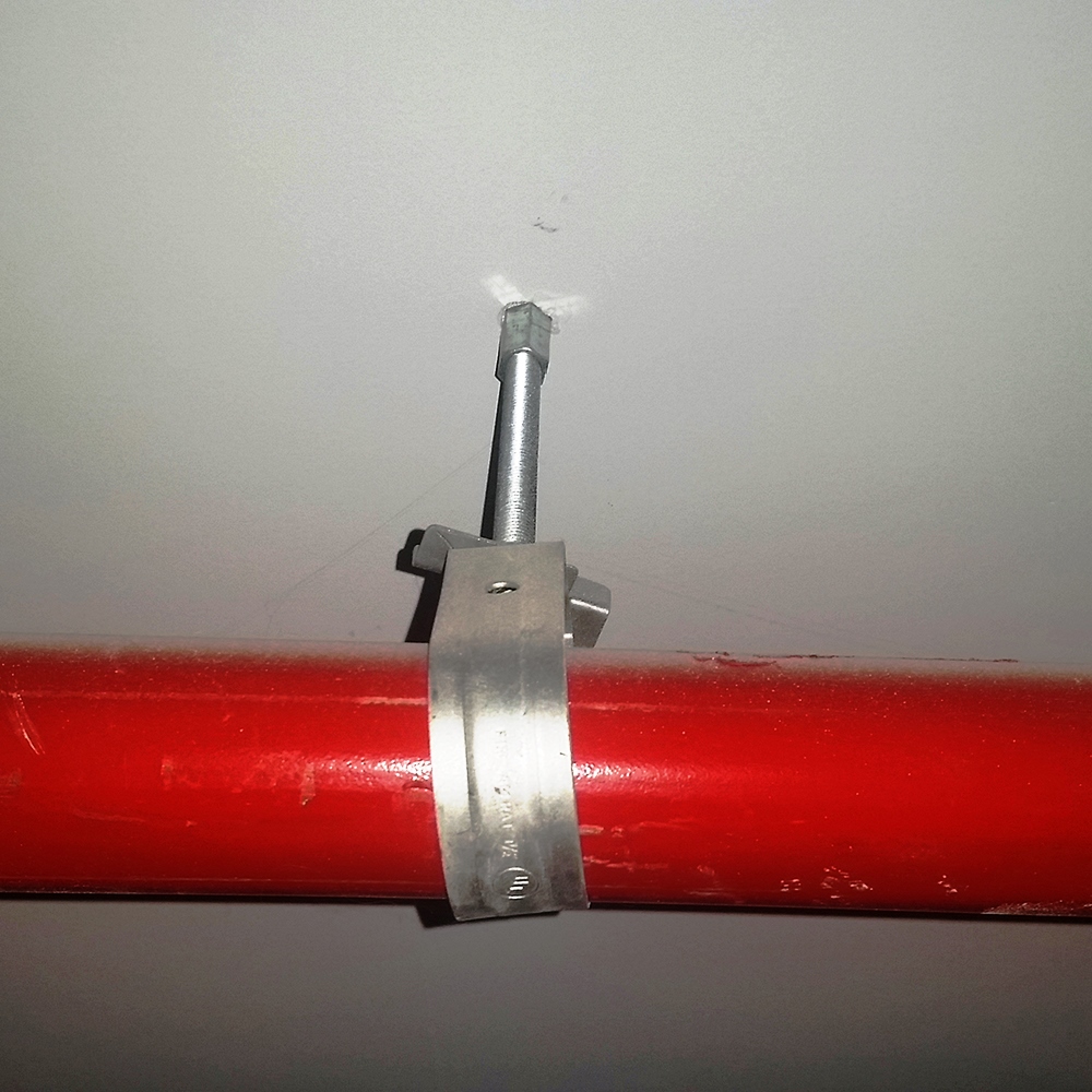 Cómo instalar tuberías contra incendios con abrazadera metálica FIRCLAM y varilla roscada en techos