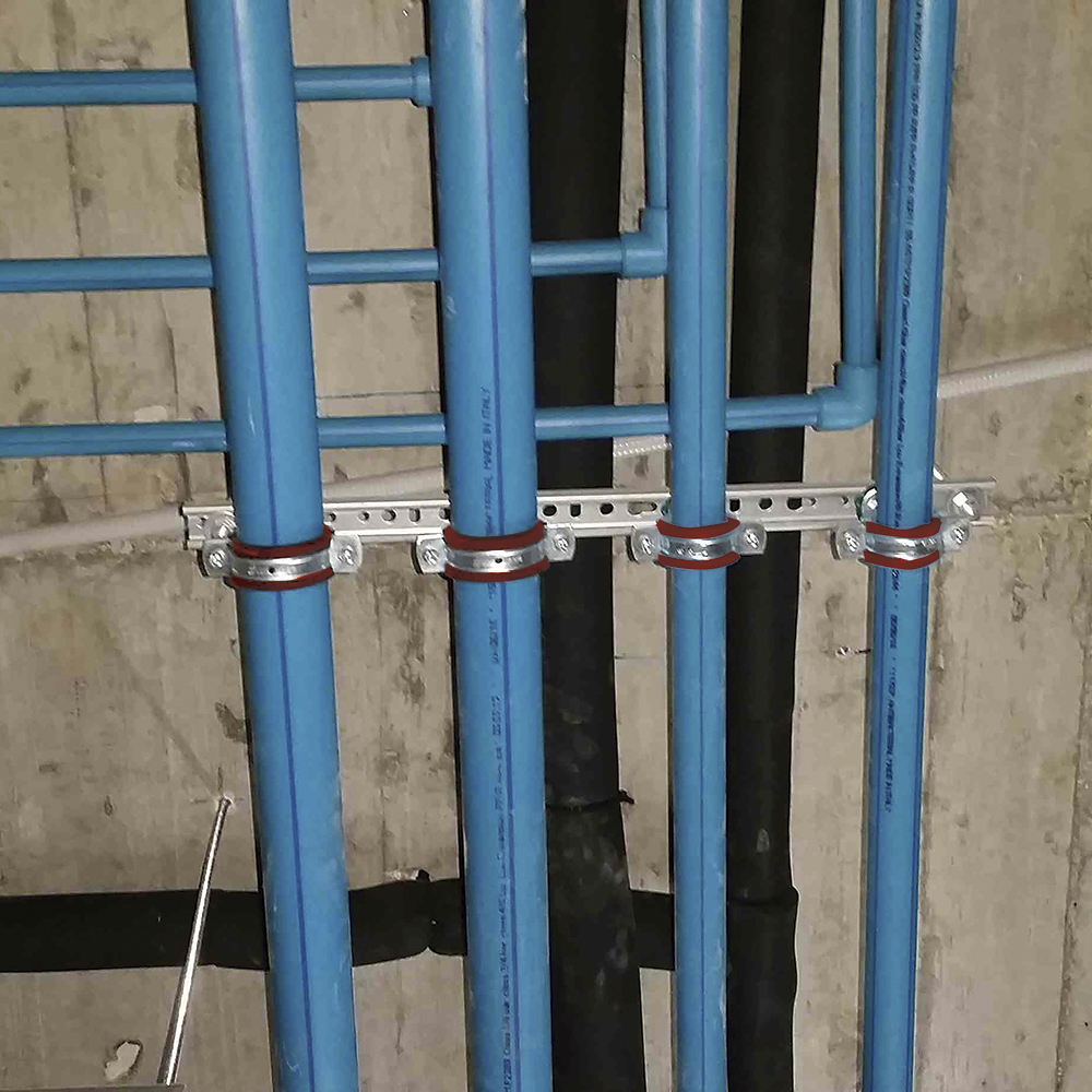 Abrazaderas deslizantes isofónicas M8/M10 para reducir vibraciones y permitir movimiento en tuberías industriales