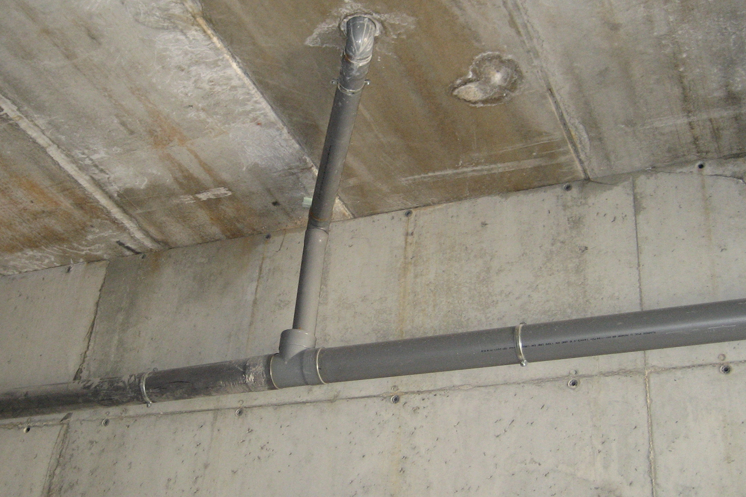 Cómo instalar tuberías de desagüe con abrazaderas metálicas M8 en techos y paredes de hormigón