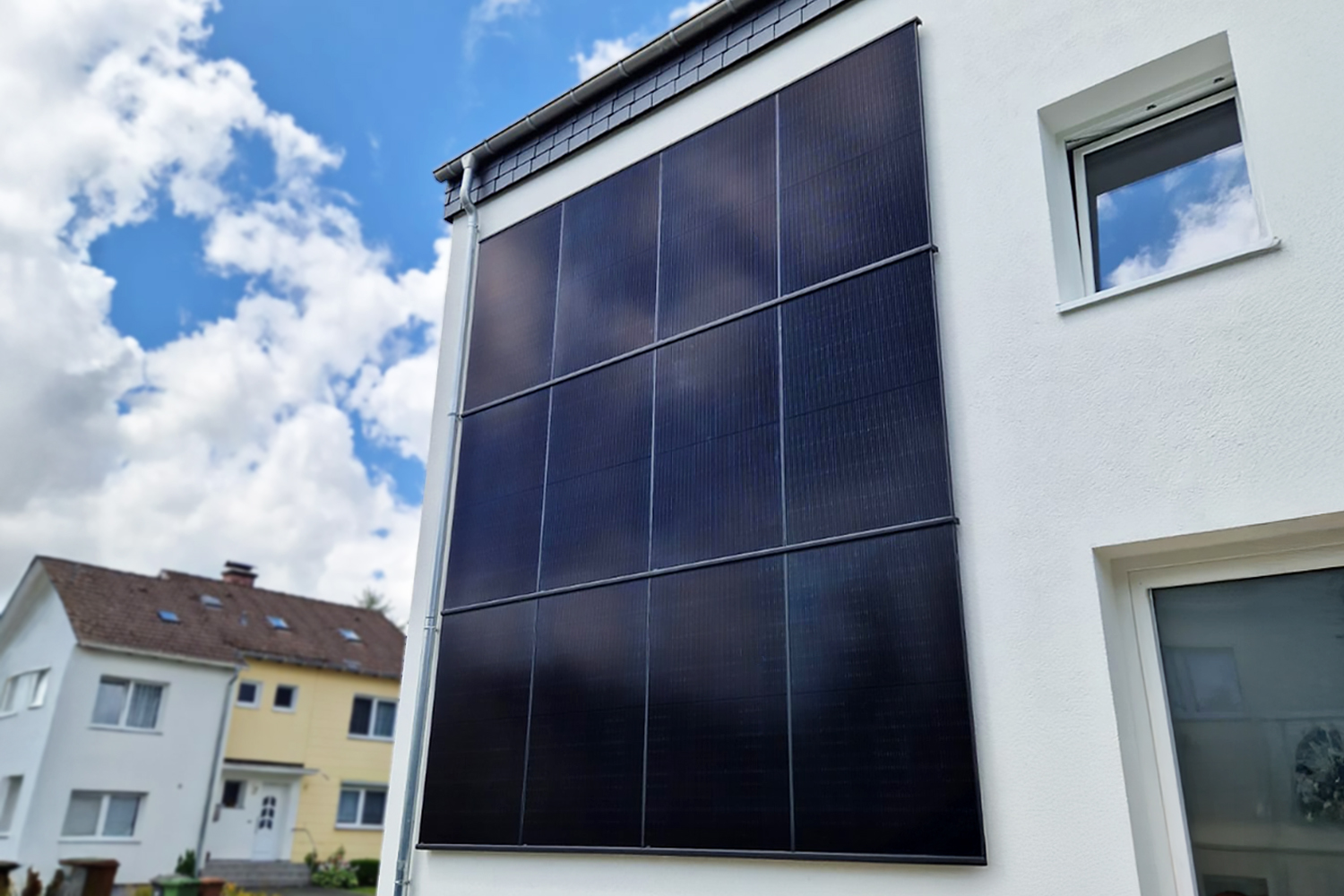 Instalación solar con RESITHERM® en fachada de edificio residencial
