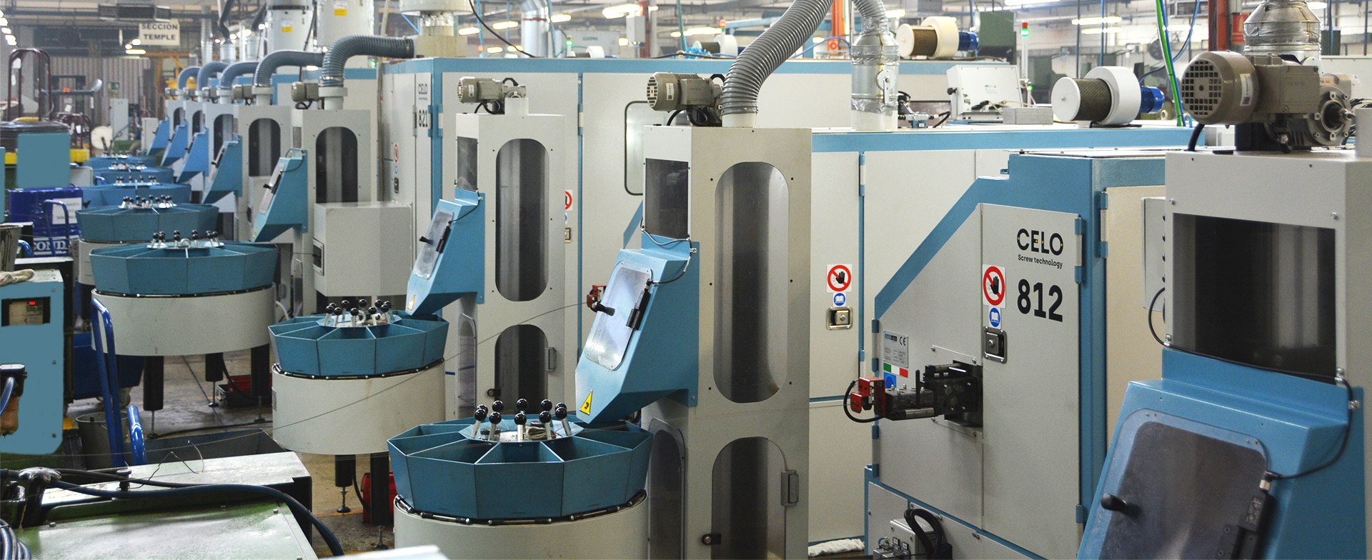 Una fila de las maquinas avanzadas en la fábrica de CELO