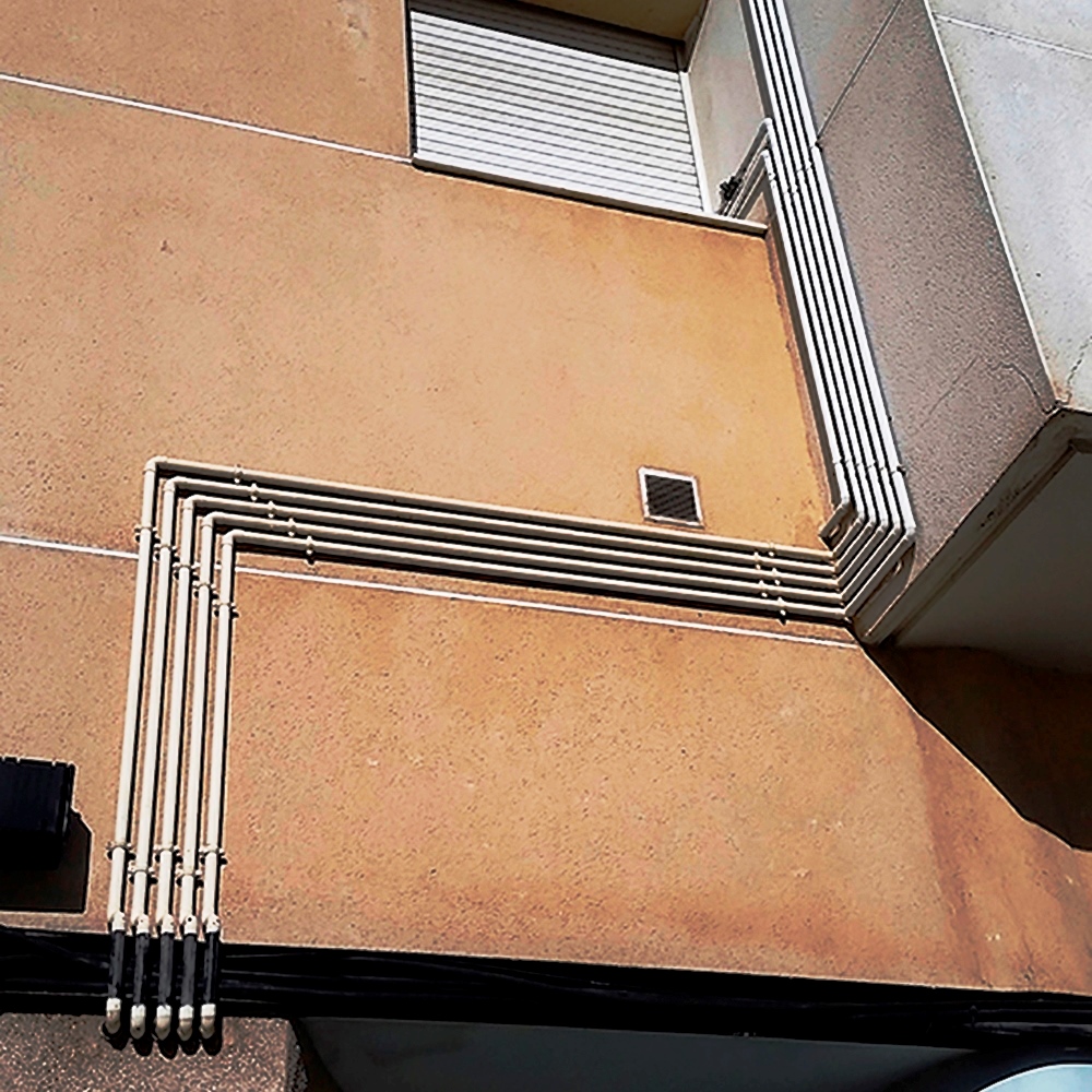 Aplicación de abrazadera metálica gas M6 GNK en instalación exterior