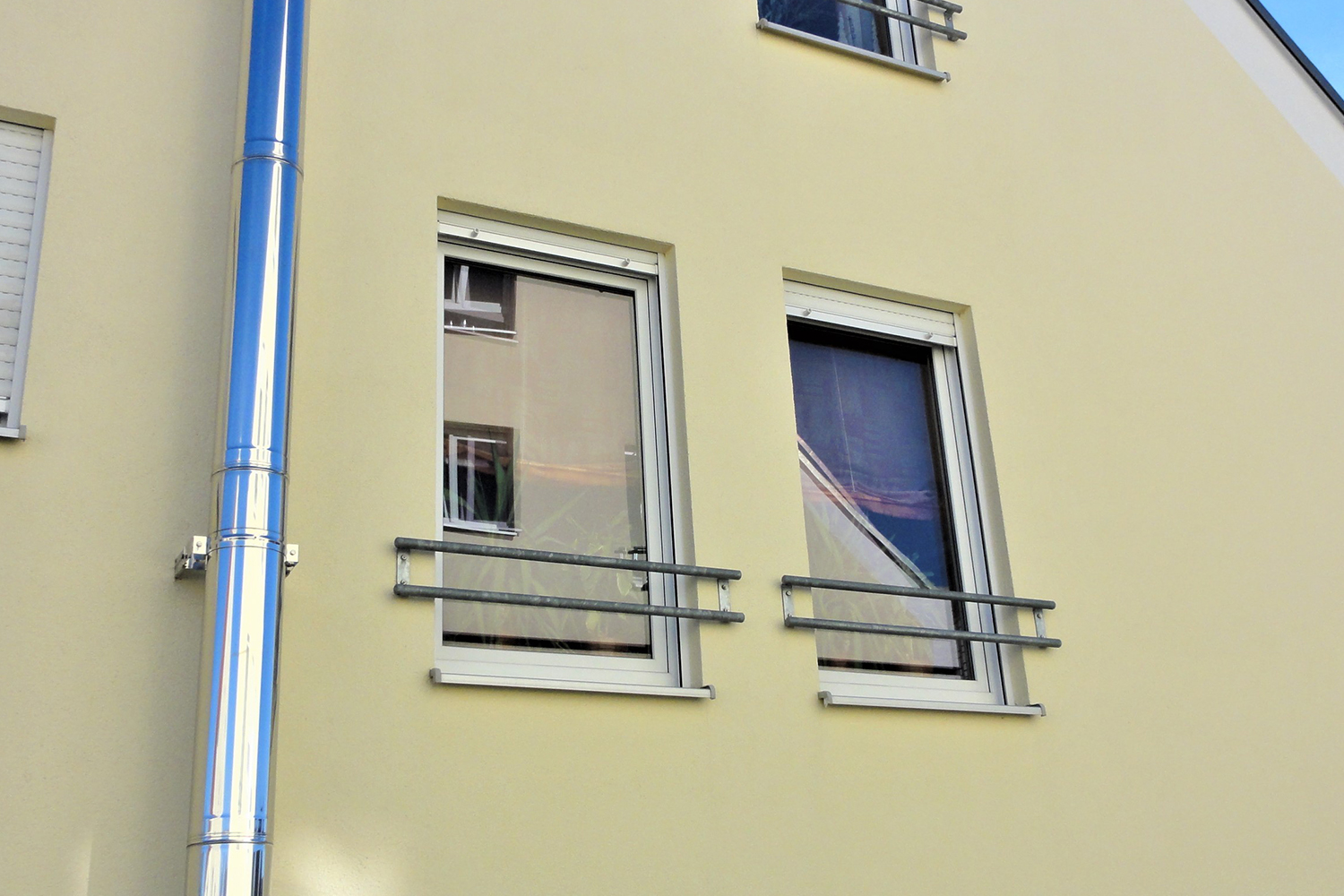 Aplicación del taco metálico para premarco MR en instalación de ventanas en fachada