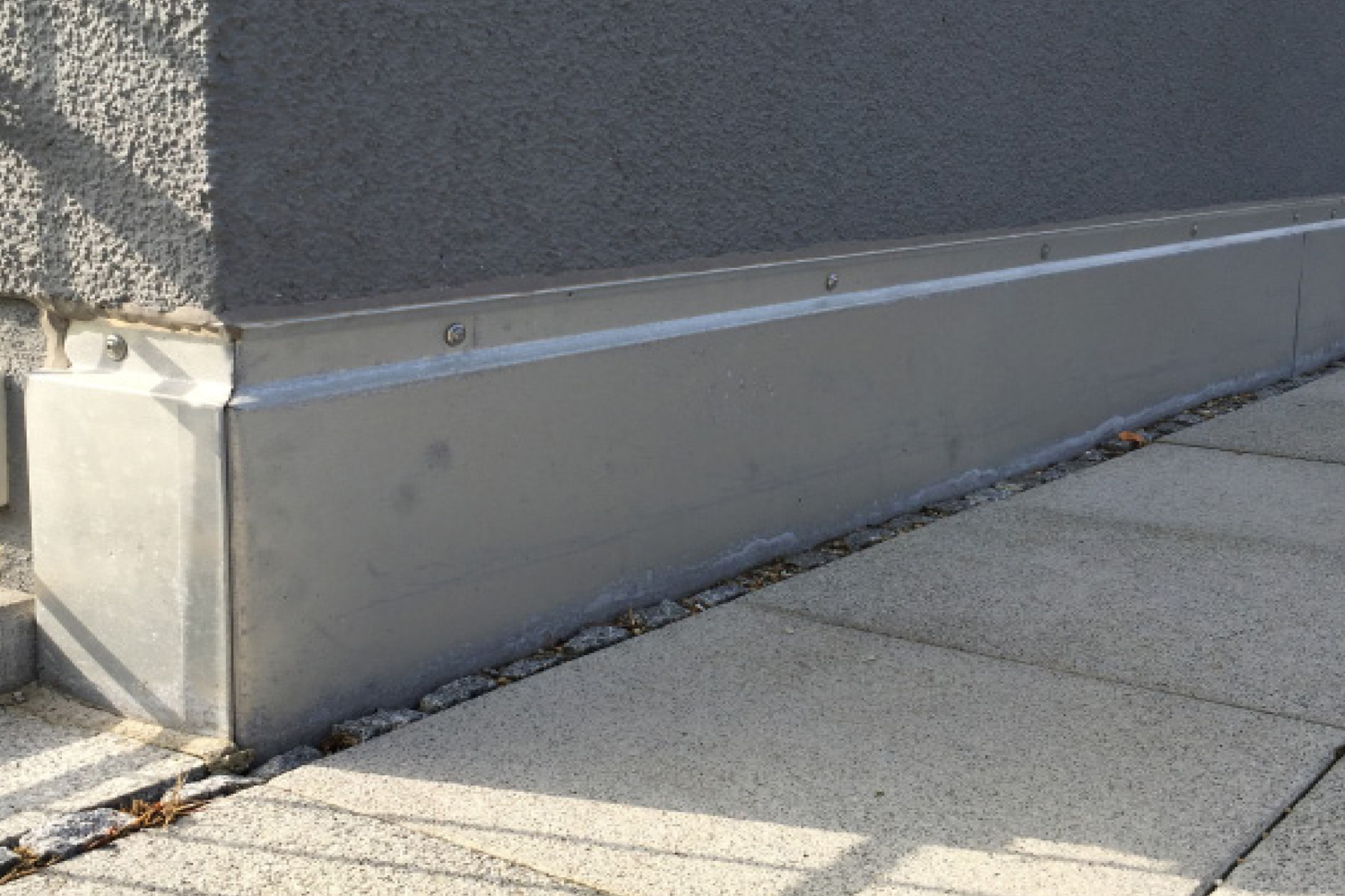 Imagen de aplicación del taco tornillo para placas aislantes IPSD: perfil de protección del zócalo
