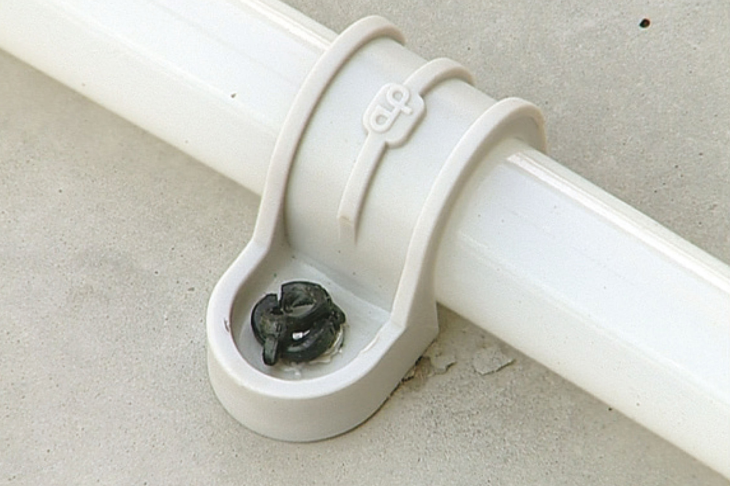 Imagen de aplicación: abrazadera de tubo de plástico FP: FP montada sobre hormigón con un clavo de clavadora a gas
