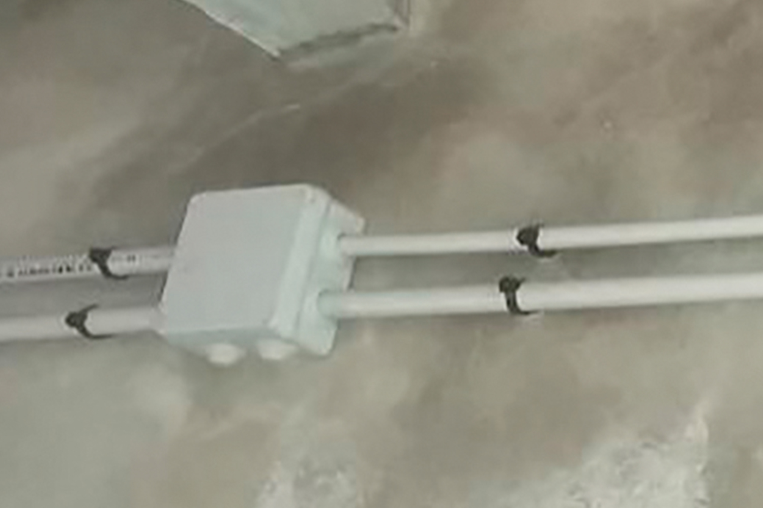 Aplicación del taco brida rápido IFB/IFS para fijar tubos a pared