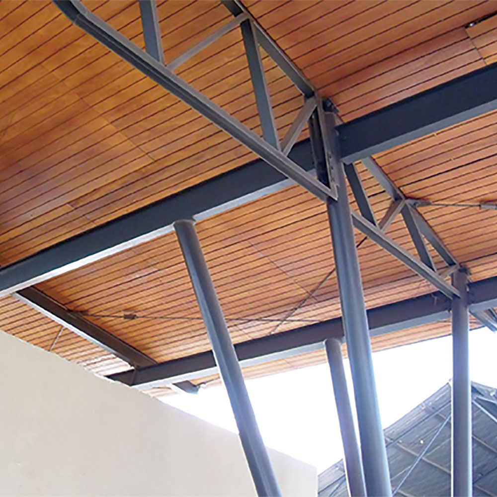 Estructura arquitectónica de acero con fijación de cables mediante abrazaderas CBR para vigas