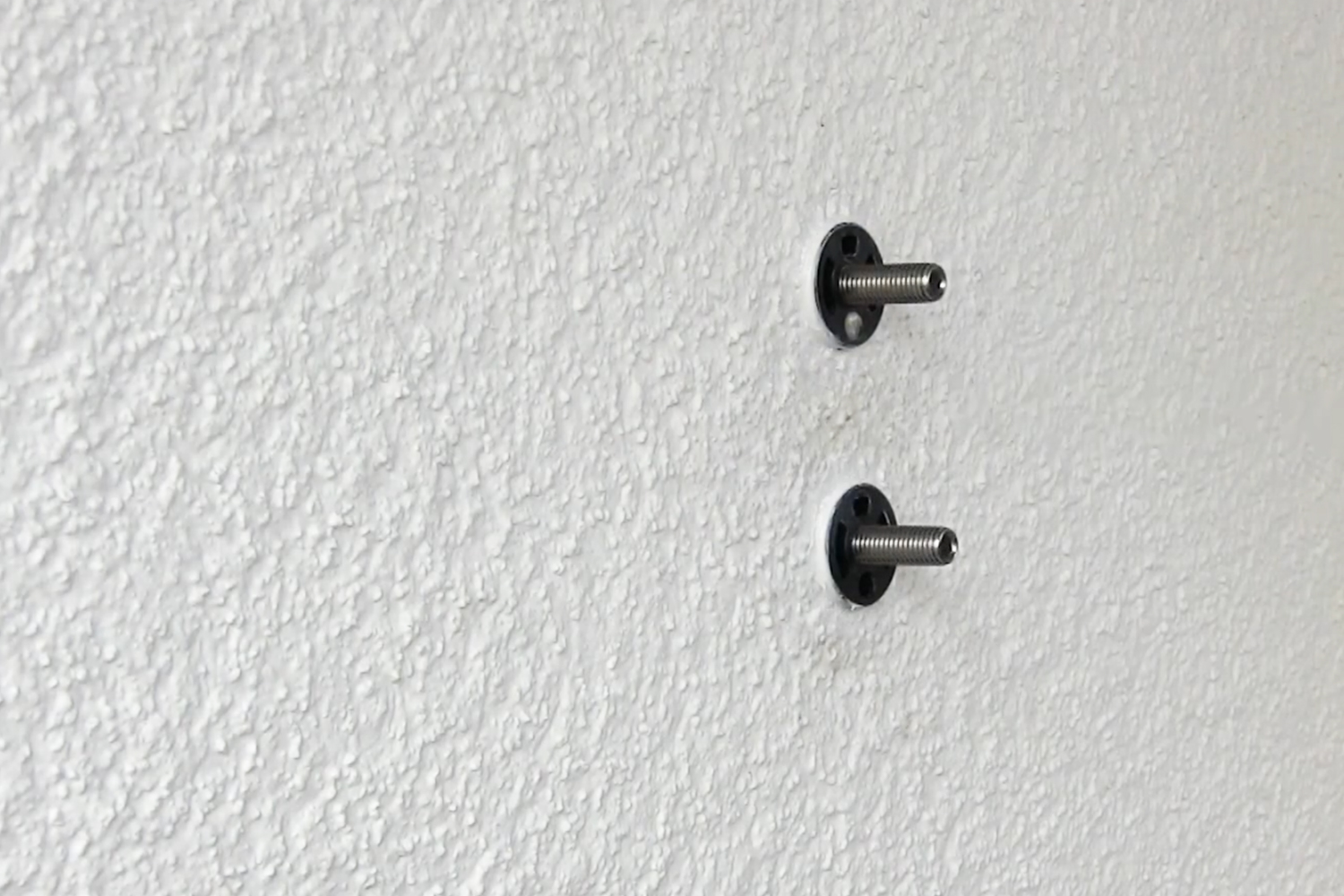 Imagen de aplicación del accesorio para la varilla de anclaje ResiFIX RAST: Las varillas de anclaje RAST montadas en el sistema de instalación con separación ResiTHERM en la pared aislada