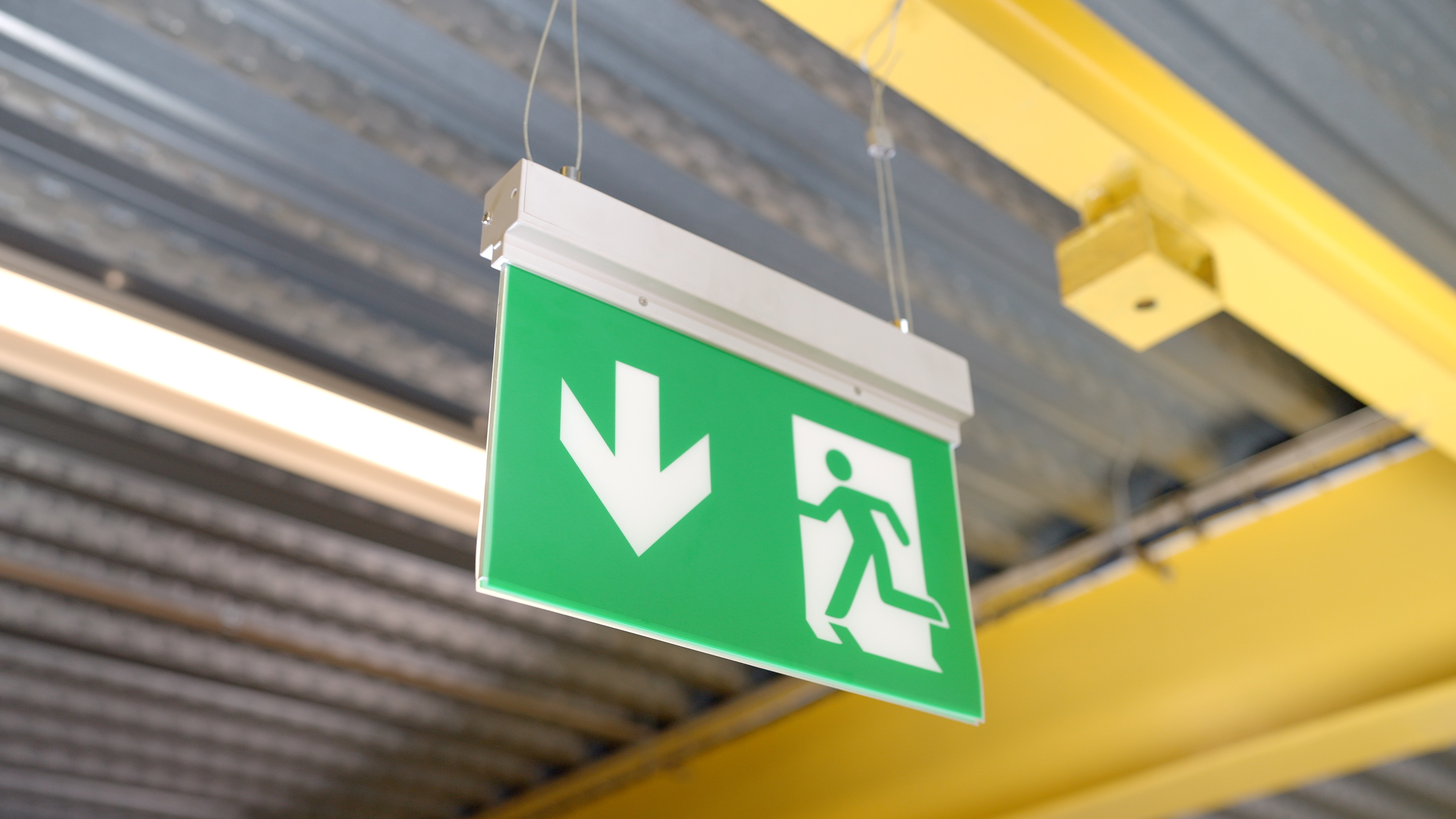Aplicación del sistema de fijación suspendida LWFS para señalización en techo