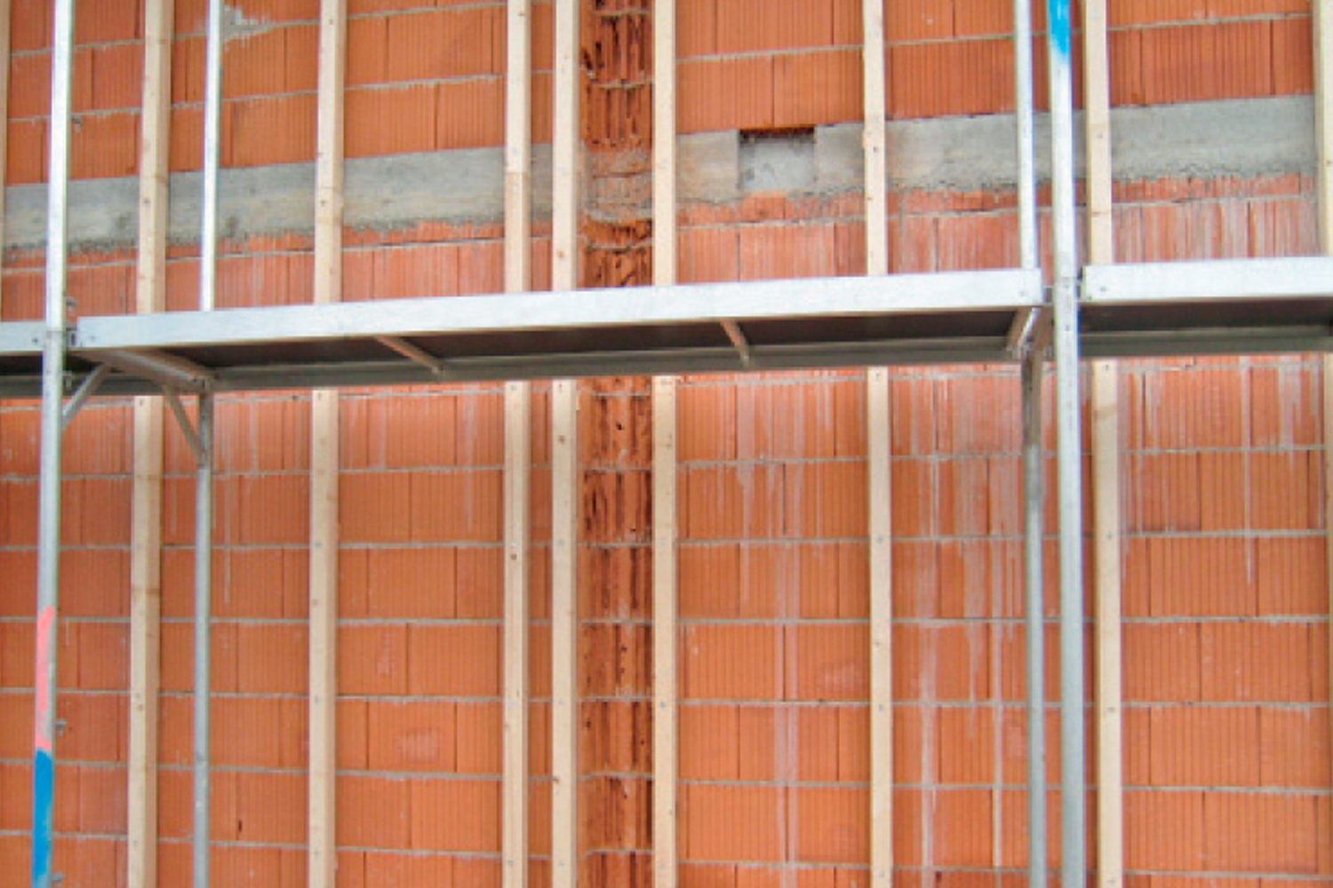 Aplicación del taco largo para mampostería HBR SSP en estructura de madera sobre pared de ladrillo