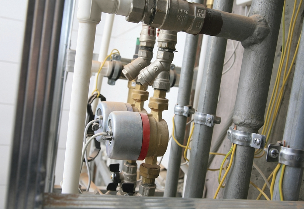 Aplicación de abrazadera metálica M8 REL para montaje de tuberías en sistemas industriales